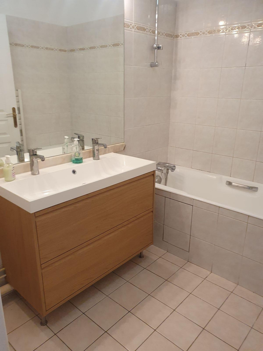
                                                Location
                                                 Appartement lumineux,  dans une rue très calme.