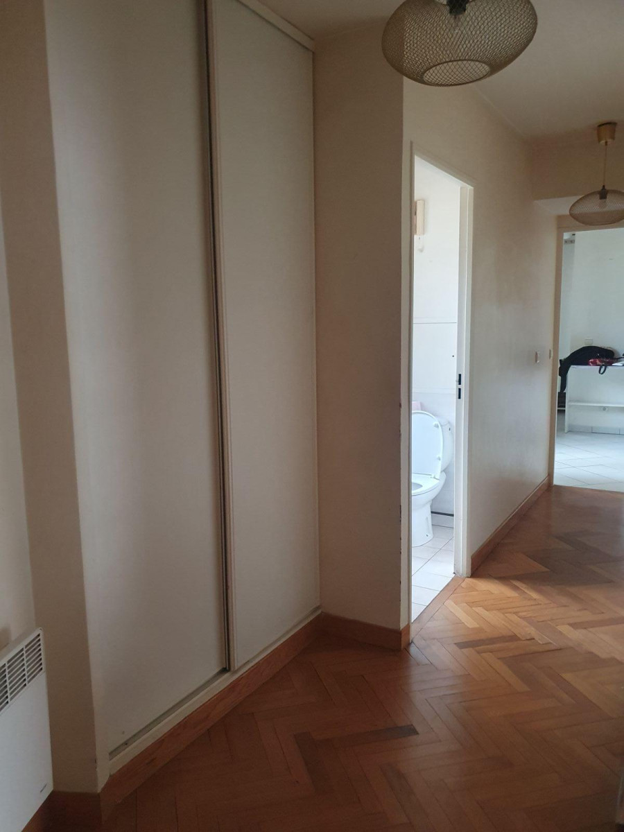 
                                                Location
                                                 Appartement lumineux,  dans une rue très calme.