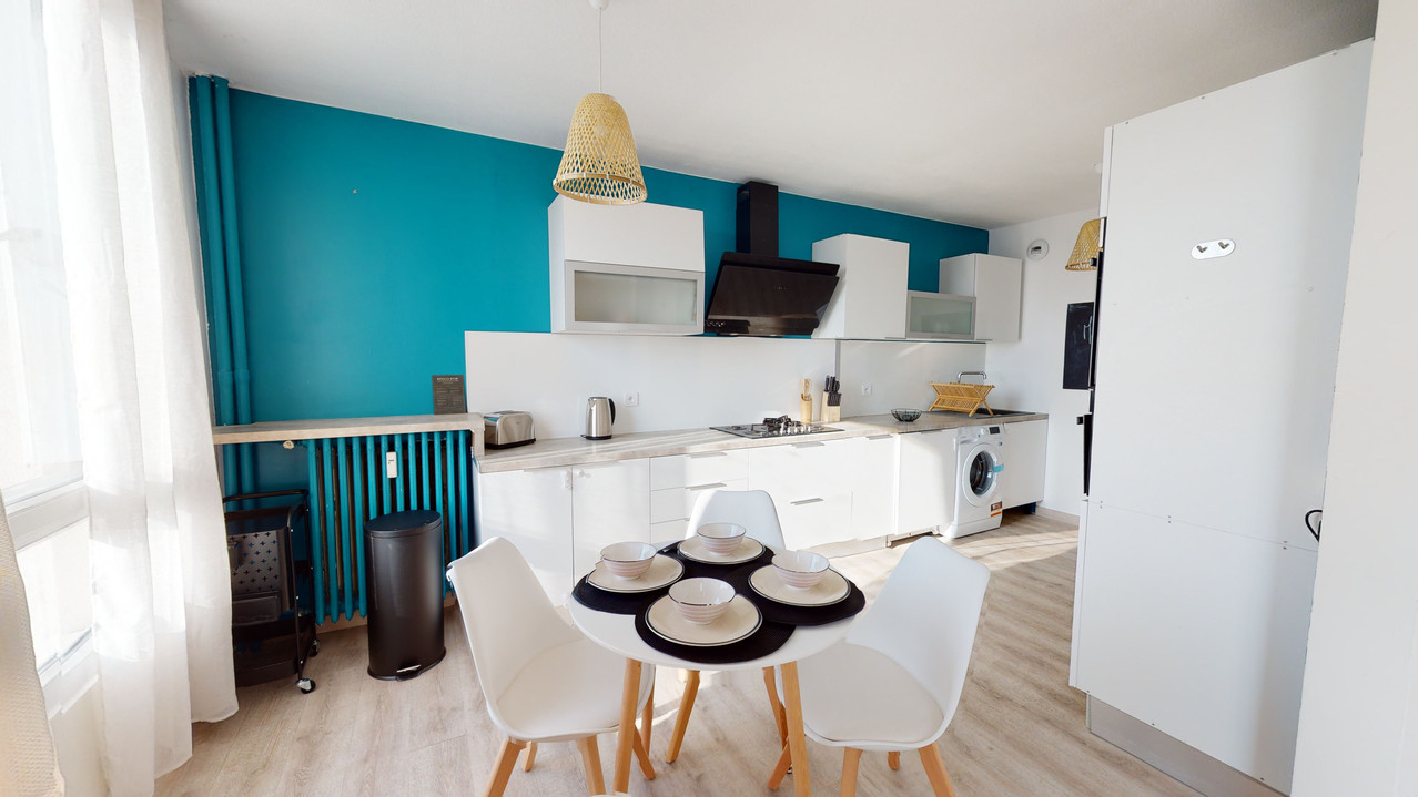 
                                                Colocation
                                                 Appartement lumineux de type F4 meublé à Lyon 8