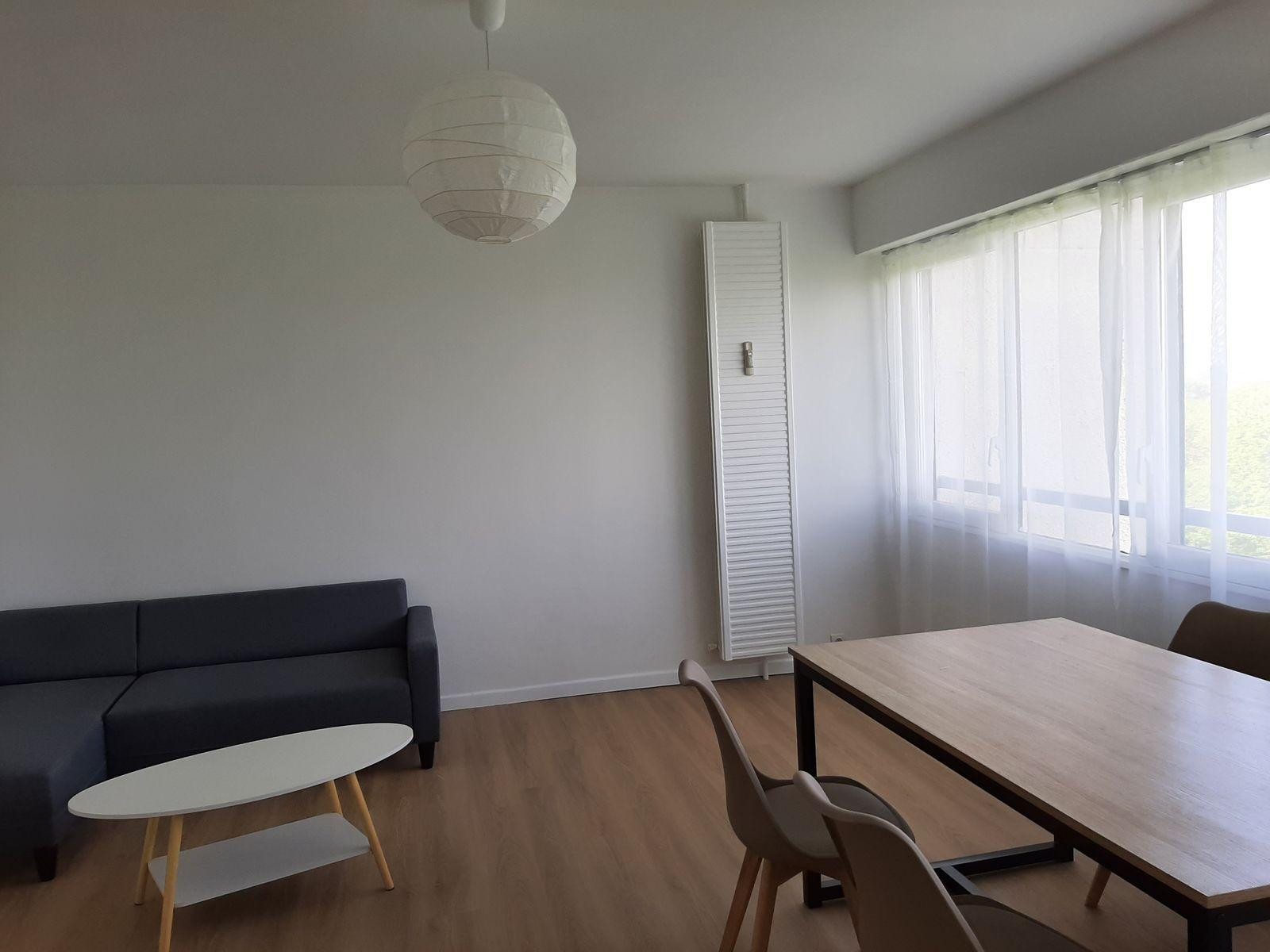 
                                                Location
                                                 Appartement lumineux et calme refait à neuf