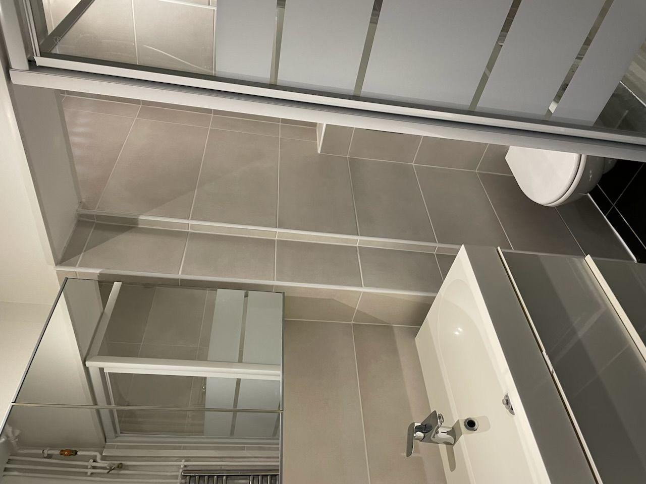 
                                                Location
                                                 Appartement lumineux et entretenu