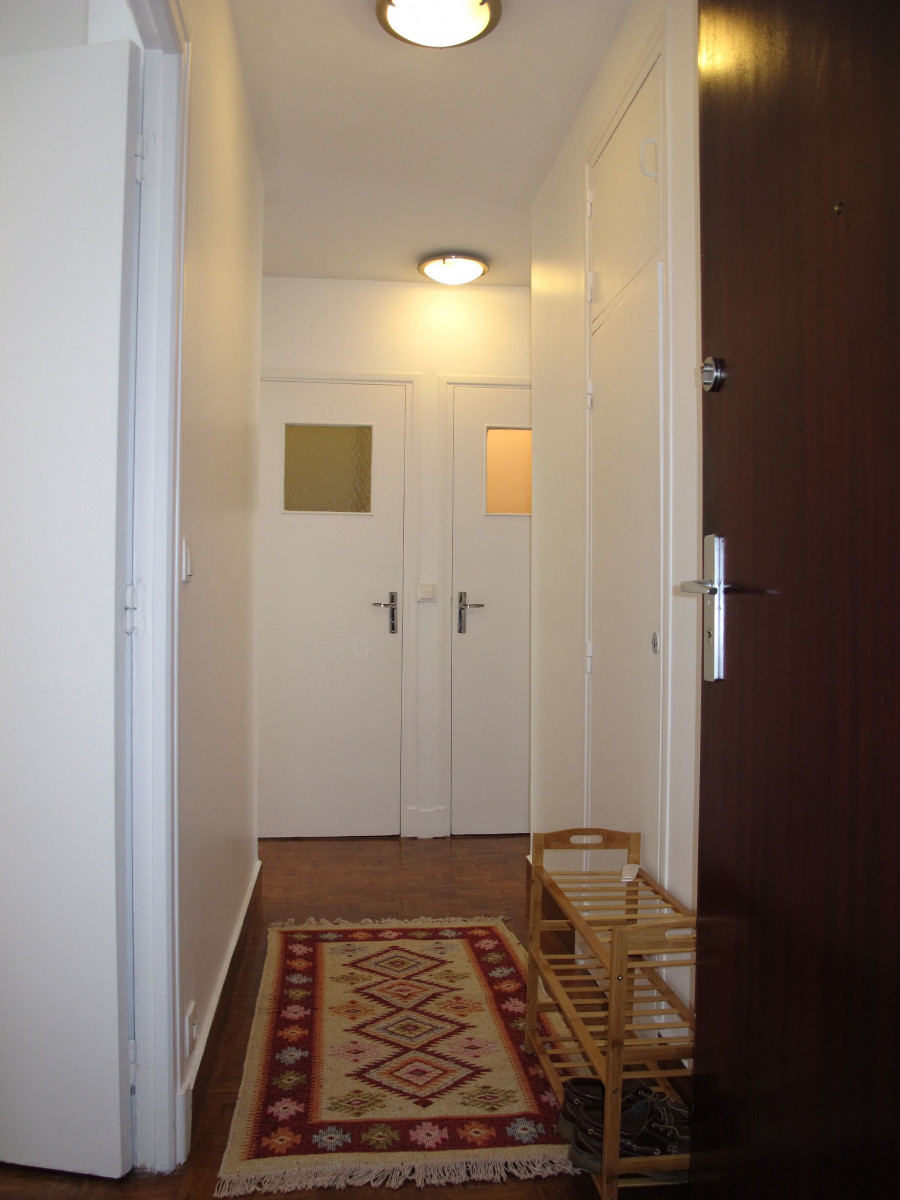 
                                                Location
                                                 Appartement lumineux et fonctionnel (loyer tout inclus)