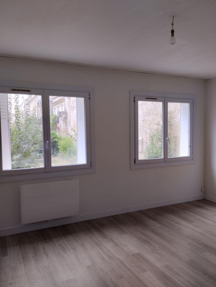 
                                                Location
                                                 Appartement lumineux et rénové