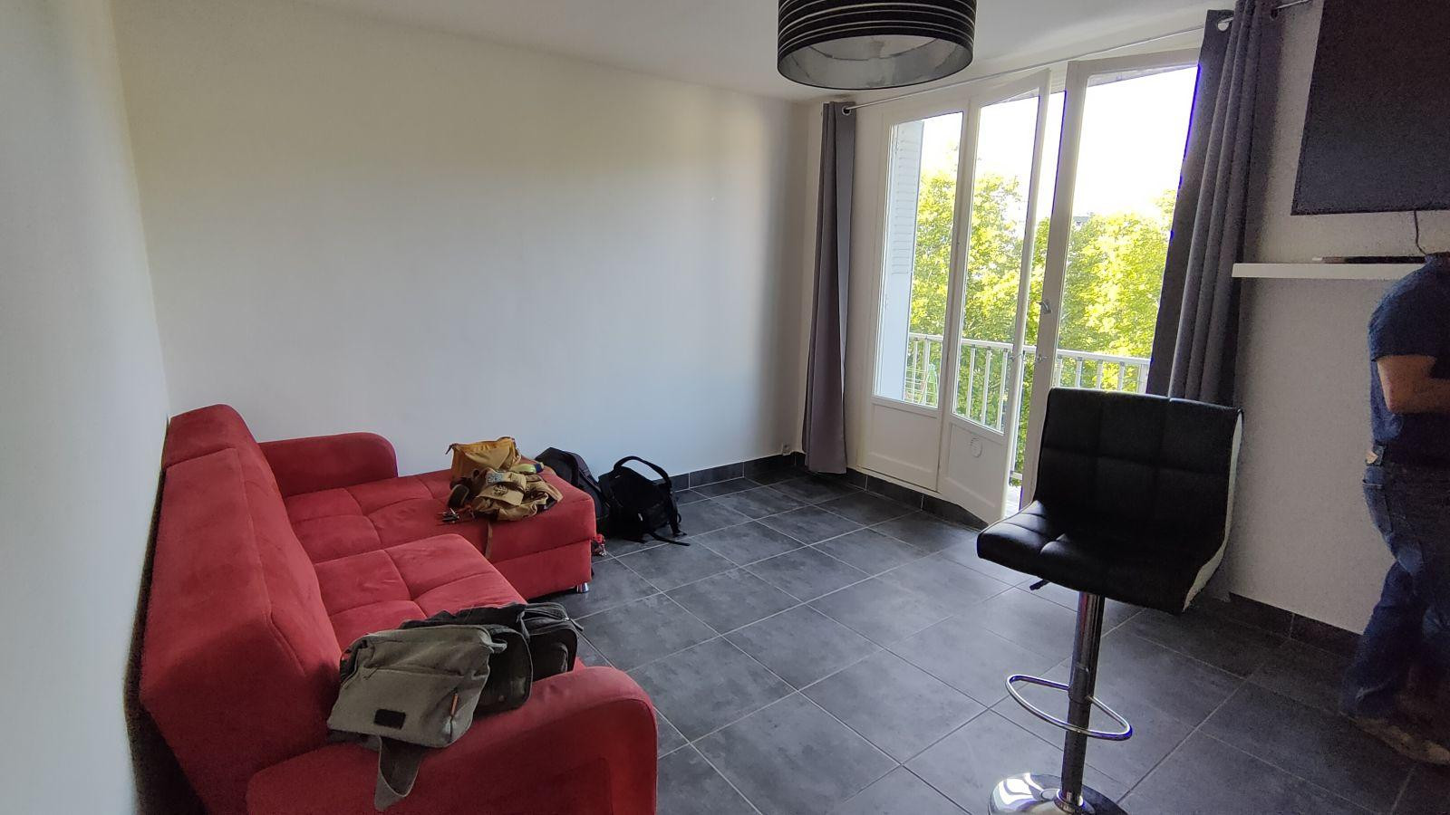 
                                                Location
                                                 Appartement lumineux judicieusement placé