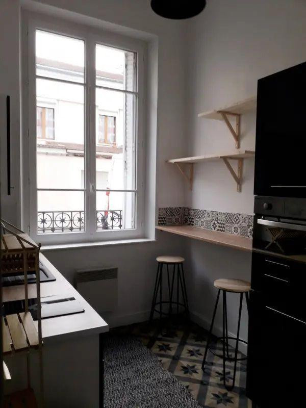 
                                                Location
                                                 Appartement lumineux, salon orienté sud.