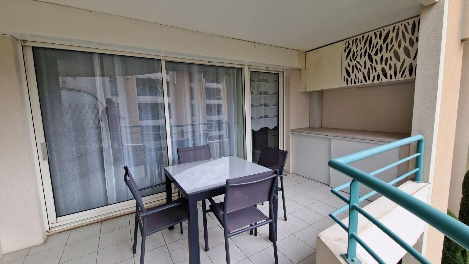 
                                                Location
                                                 Appartement lumineux, spacieux rénovation récente