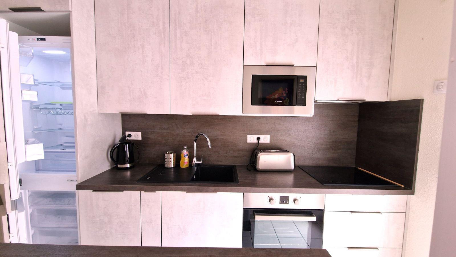 
                                                Location
                                                 Appartement lumineux, spacieux rénovation récente