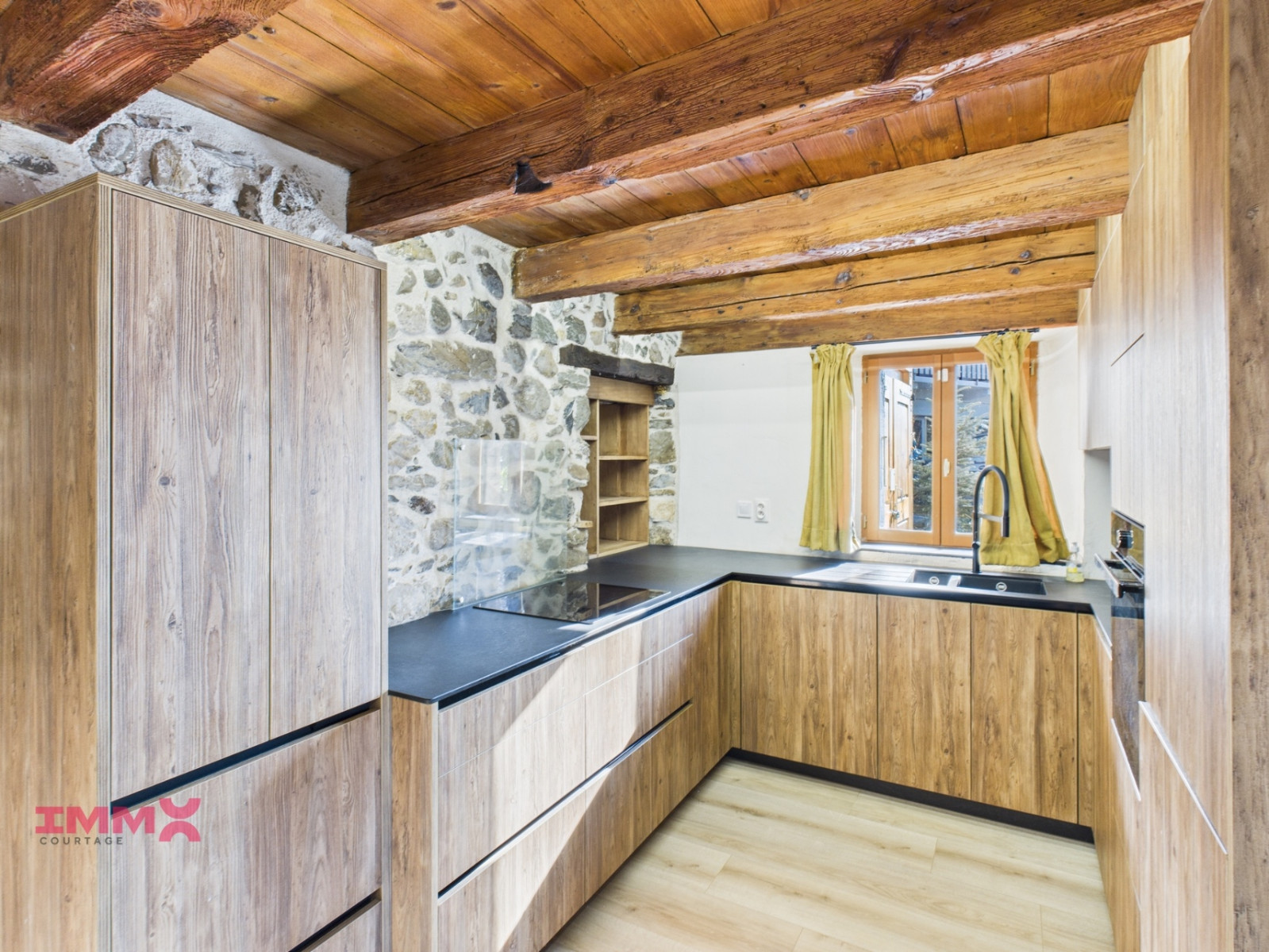 
                                                Vente
                                                 Appartement - Maison centre village