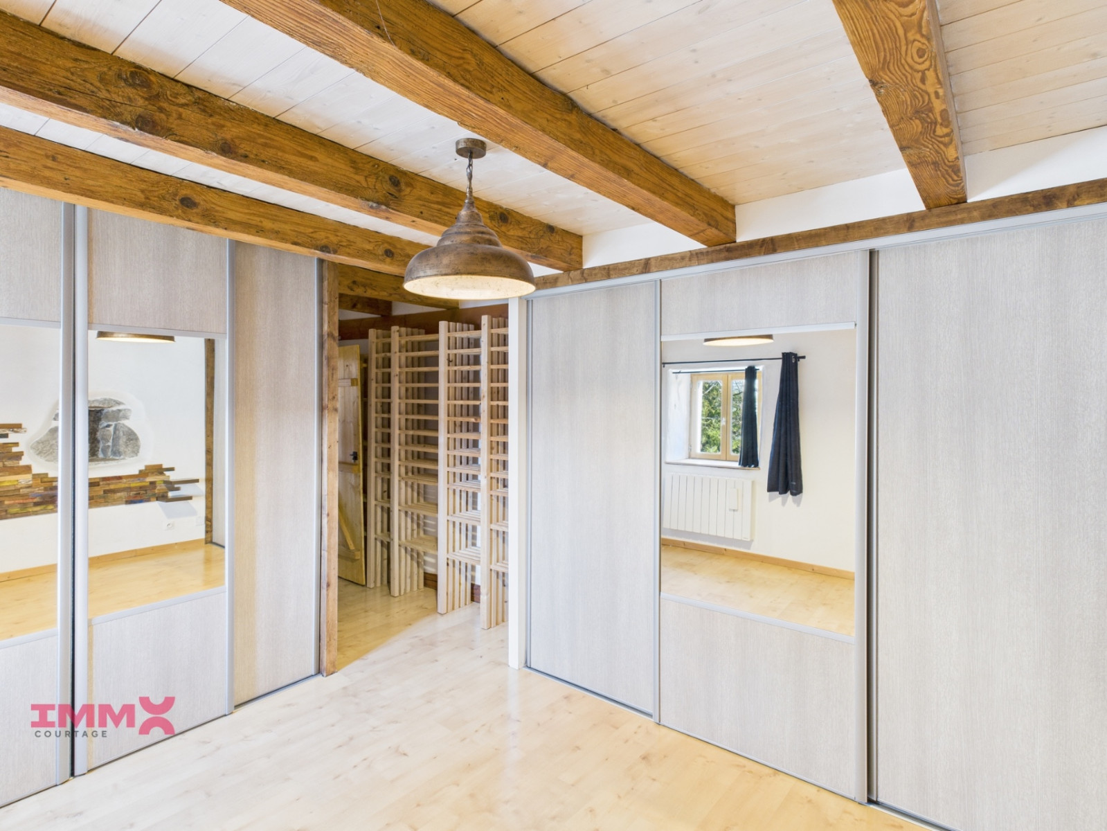 
                                                Vente
                                                 Appartement - Maison centre village