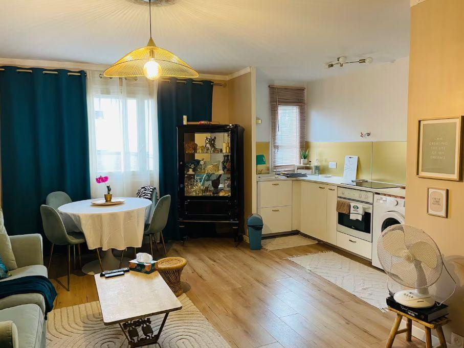 
                                                Location
                                                 Appartement meublé 2 pièces Calme au pied du Métro