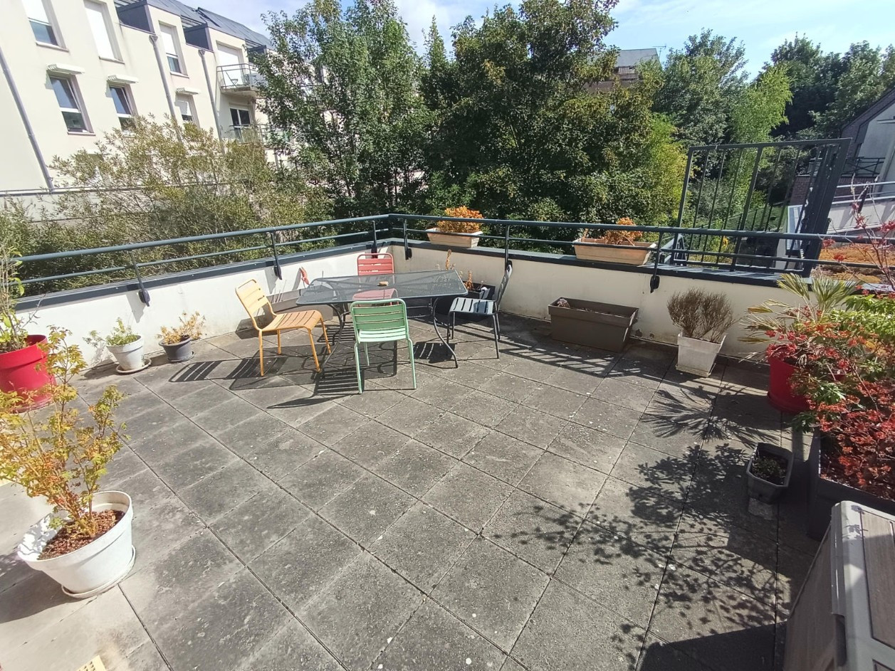 
                                                Location
                                                 Appartement meublé 3 chambres, parking