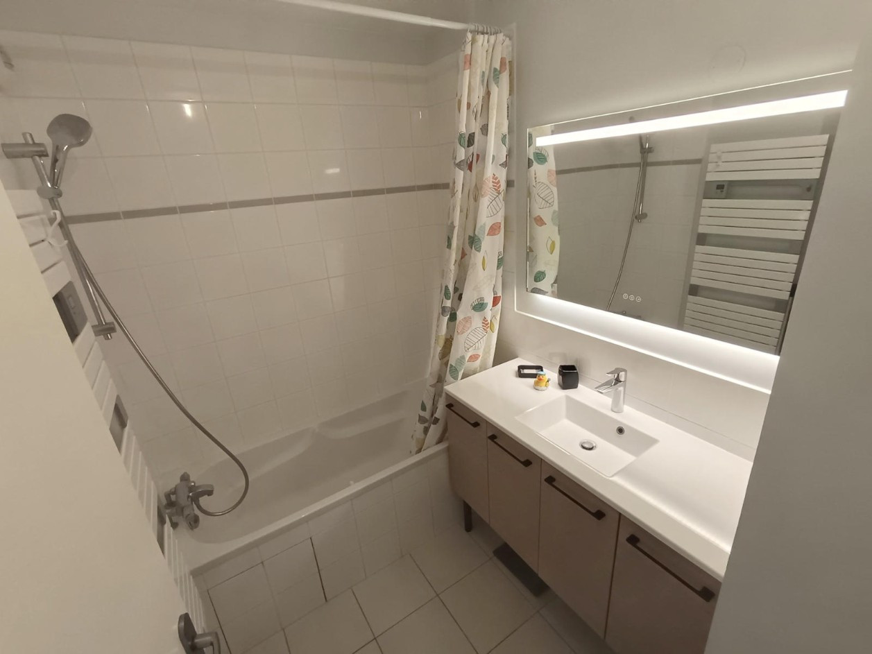 
                                                Location
                                                 Appartement meublé 3 chambres, parking