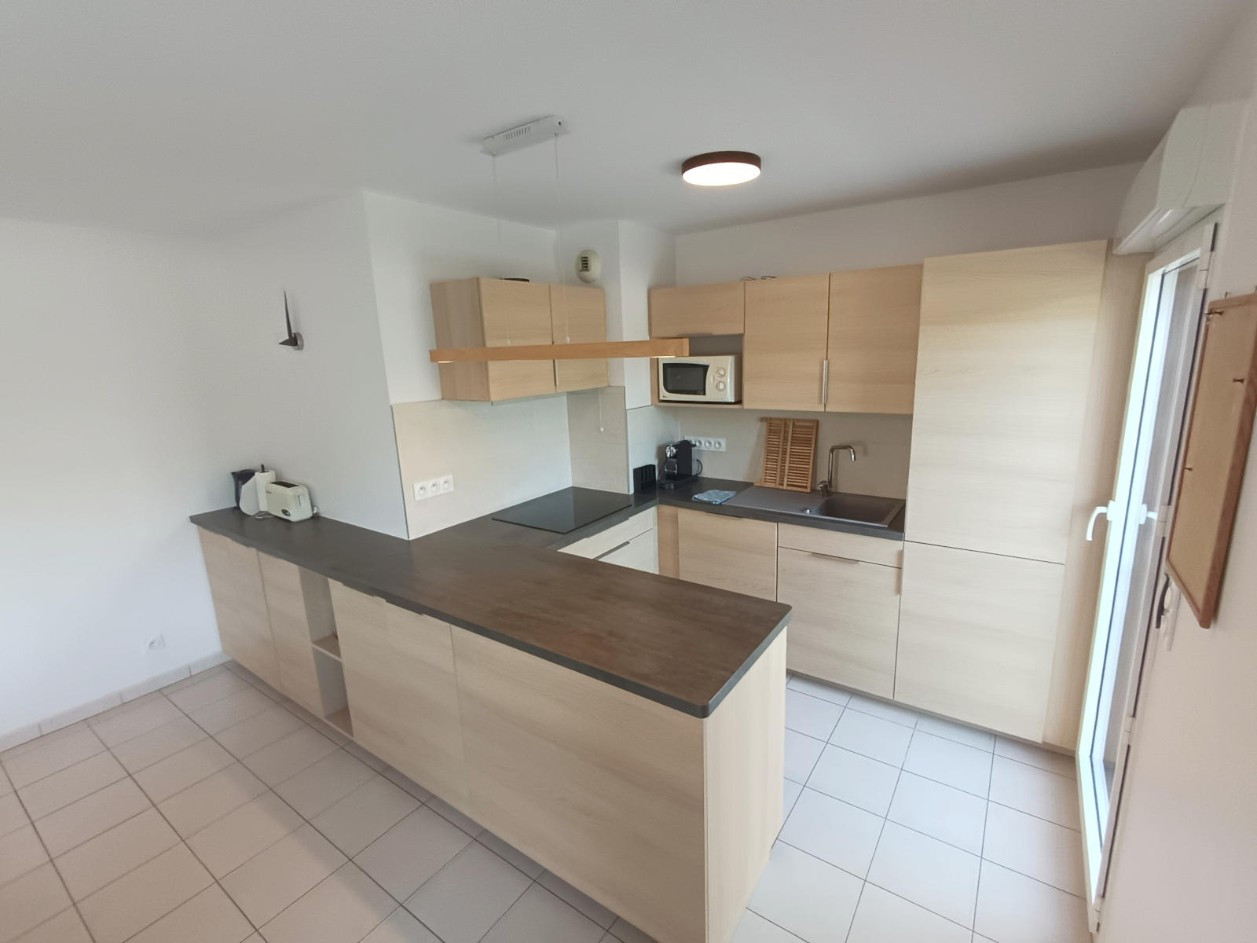 
                                                Location
                                                 Appartement meublé 3 chambres, parking