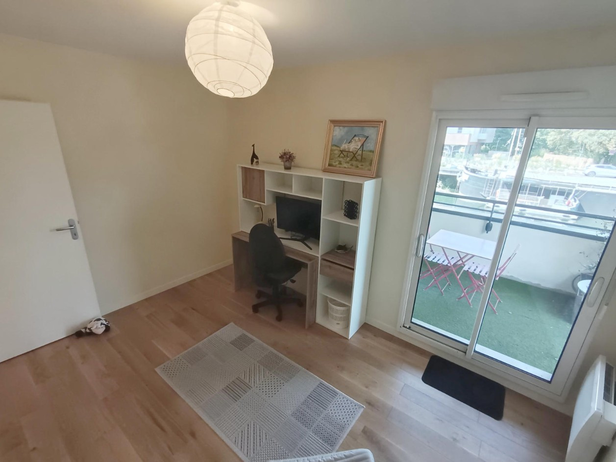 
                                                Location
                                                 Appartement meublé 3 chambres, parking