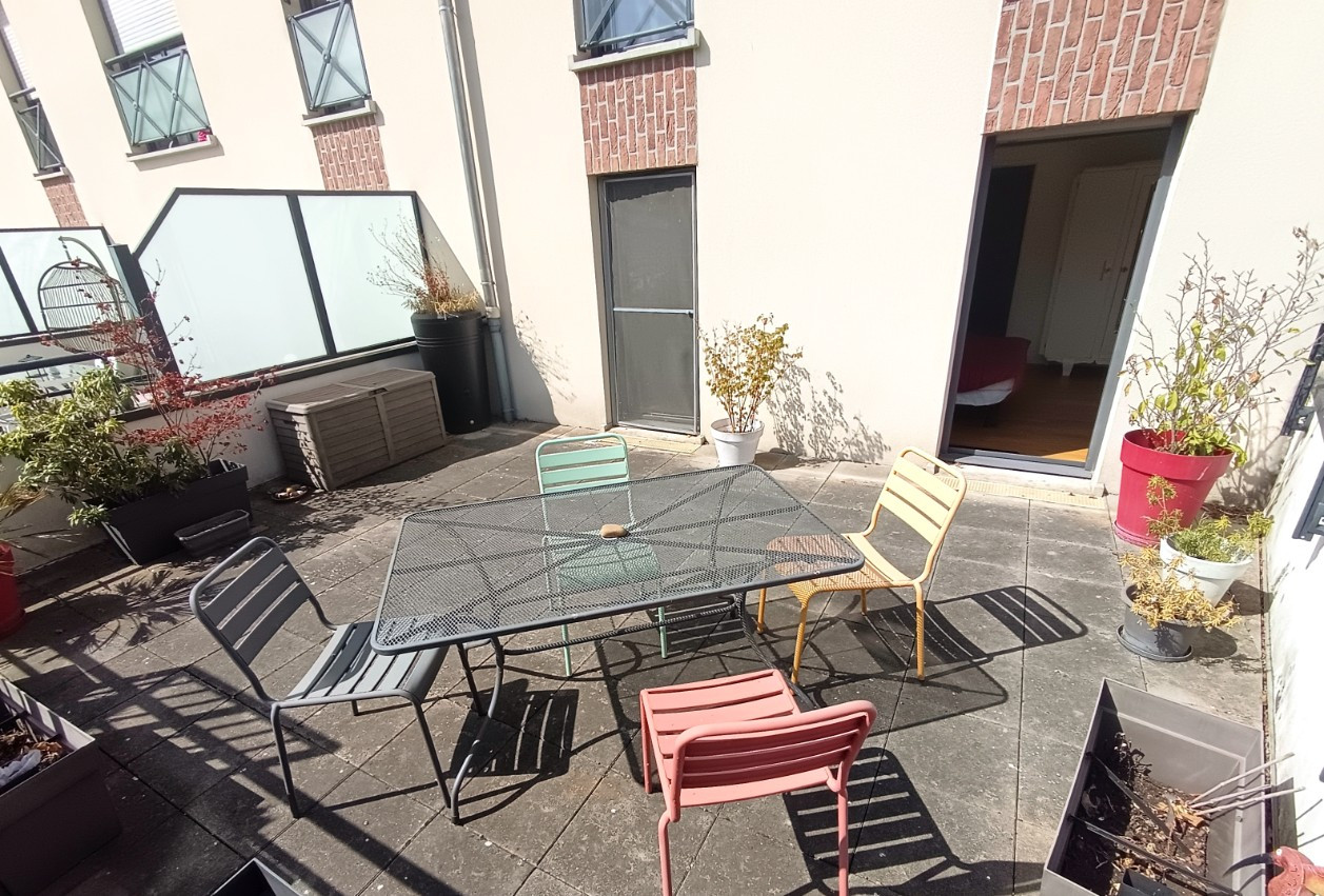 
                                                Location
                                                 Appartement meublé 3 chambres, parking