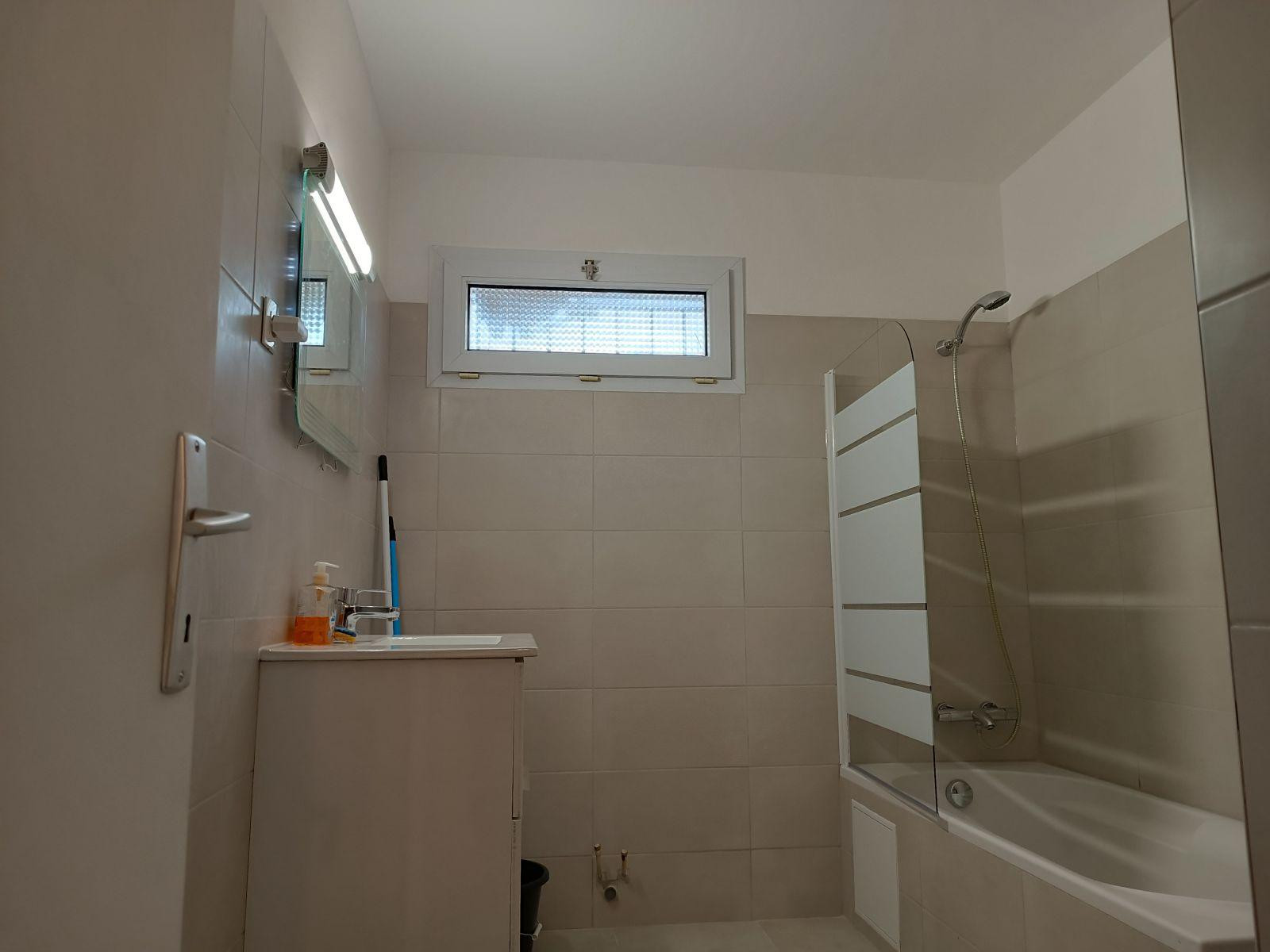 
                                                Location
                                                 Appartement meublé 3 pièces, au calme
