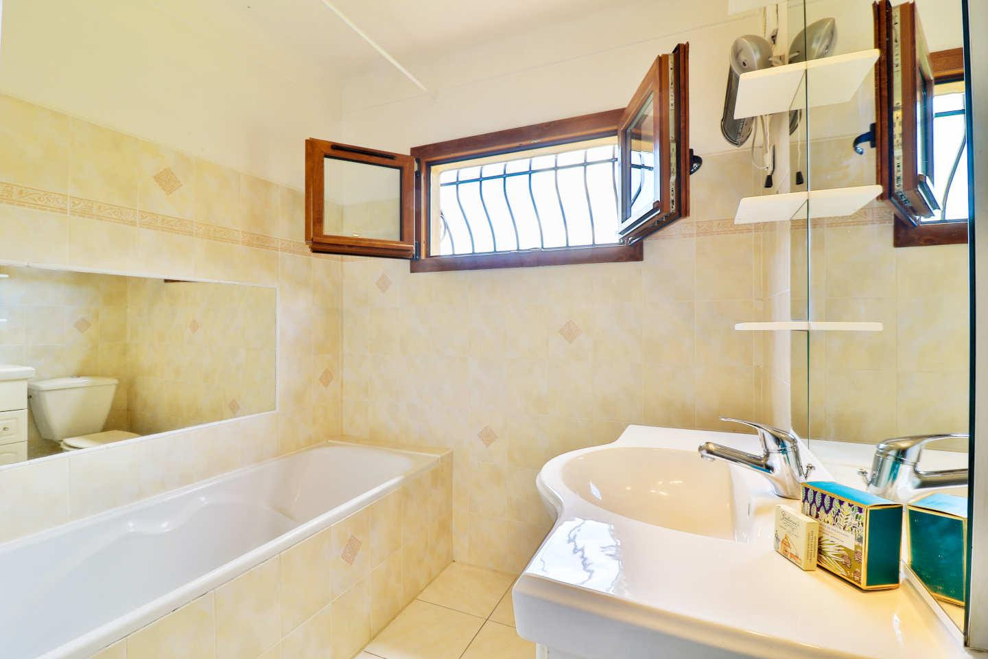 
                                                Location
                                                 Appartement meublé 3 pièces en villa