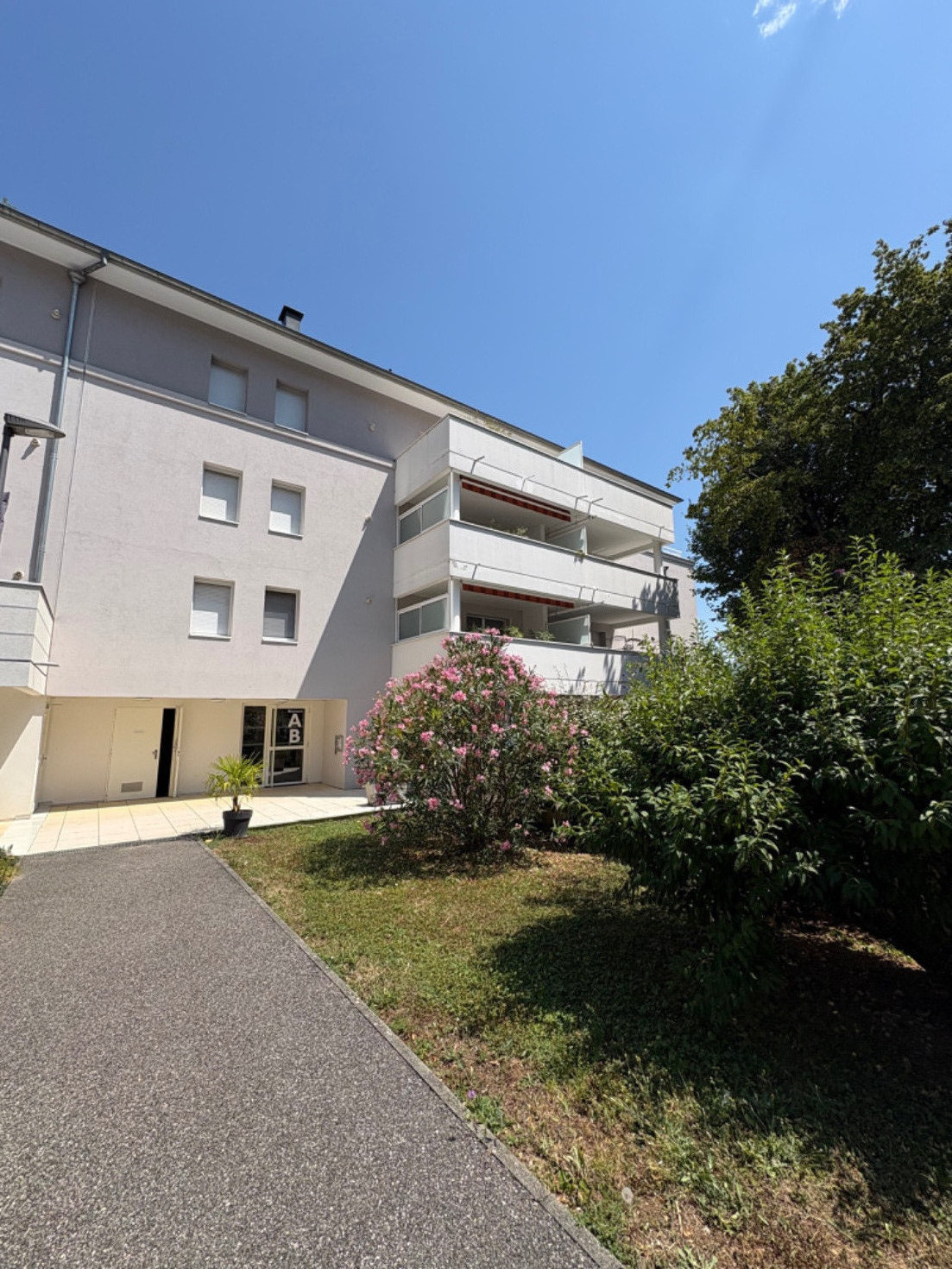 
                                                Location
                                                 Appartement meublé 73 m2 Garage & Terrasse