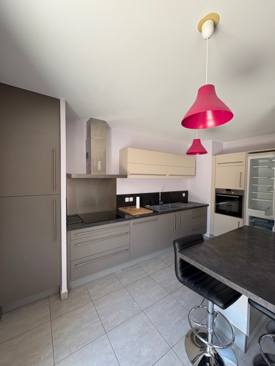 
                                                Location
                                                 Appartement meublé 73 m2 Garage & Terrasse
