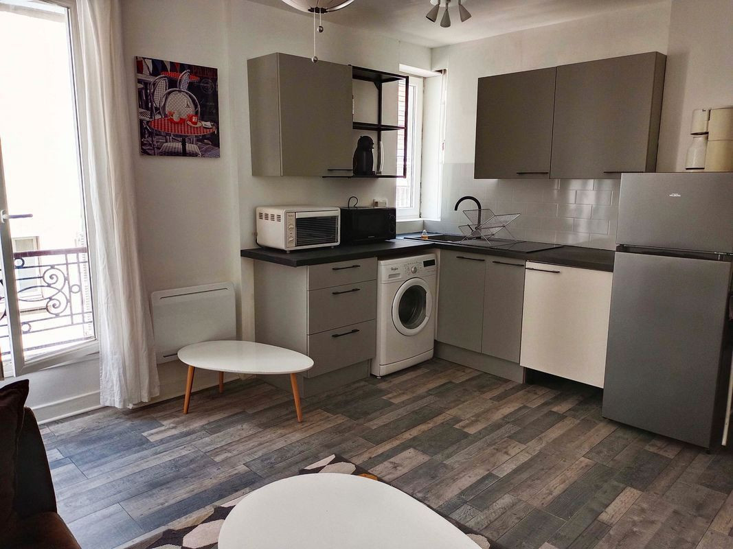 
                                                Location
                                                 Appartement meublé aux Abbesses 32m2