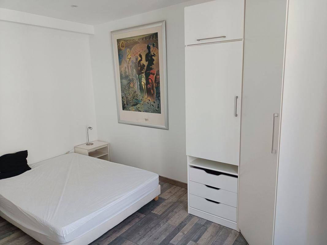 
                                                Location
                                                 Appartement meublé aux Abbesses 32m2