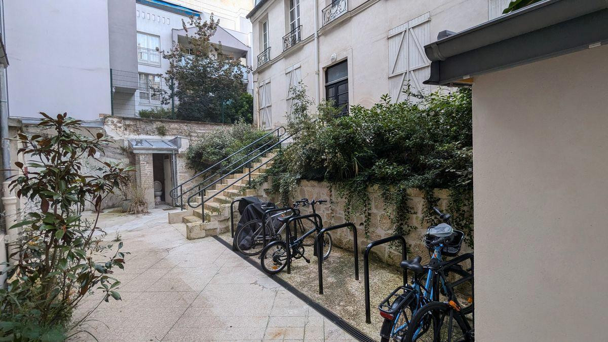 
                                                Location
                                                 Appartement meublé calme Père Lachaise