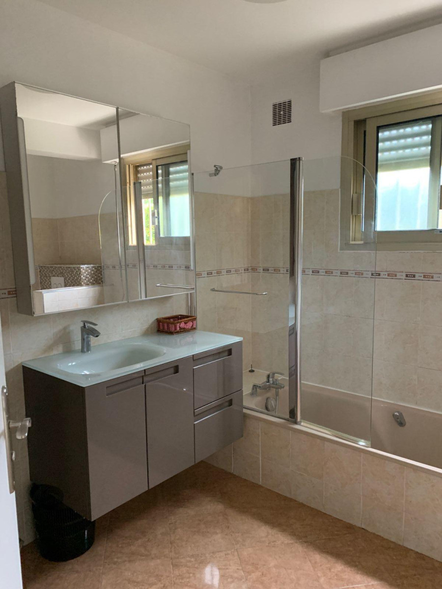 
                                                Location
                                                 Appartement meublé de 100m2 au Plateau fleuri