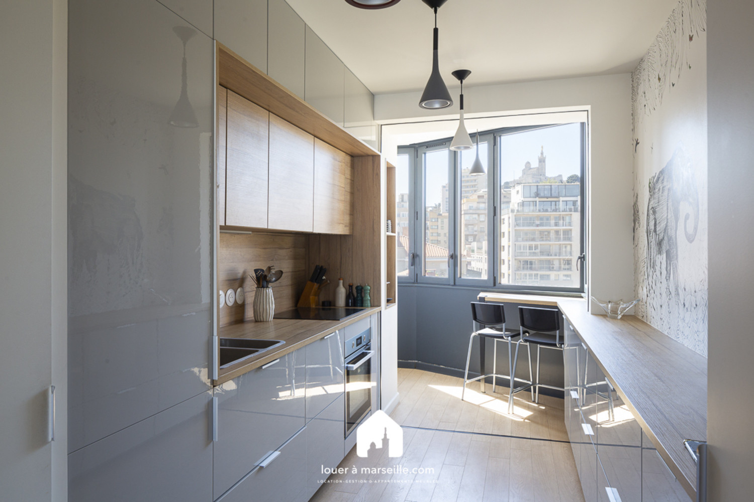
                                                Location
                                                 Appartement meublé de standing 60m2 - 13007