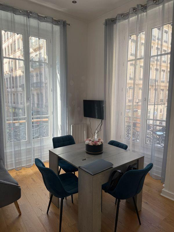 
                                                Location
                                                 Appartement meuble en plein coeur de la presqu'ile
