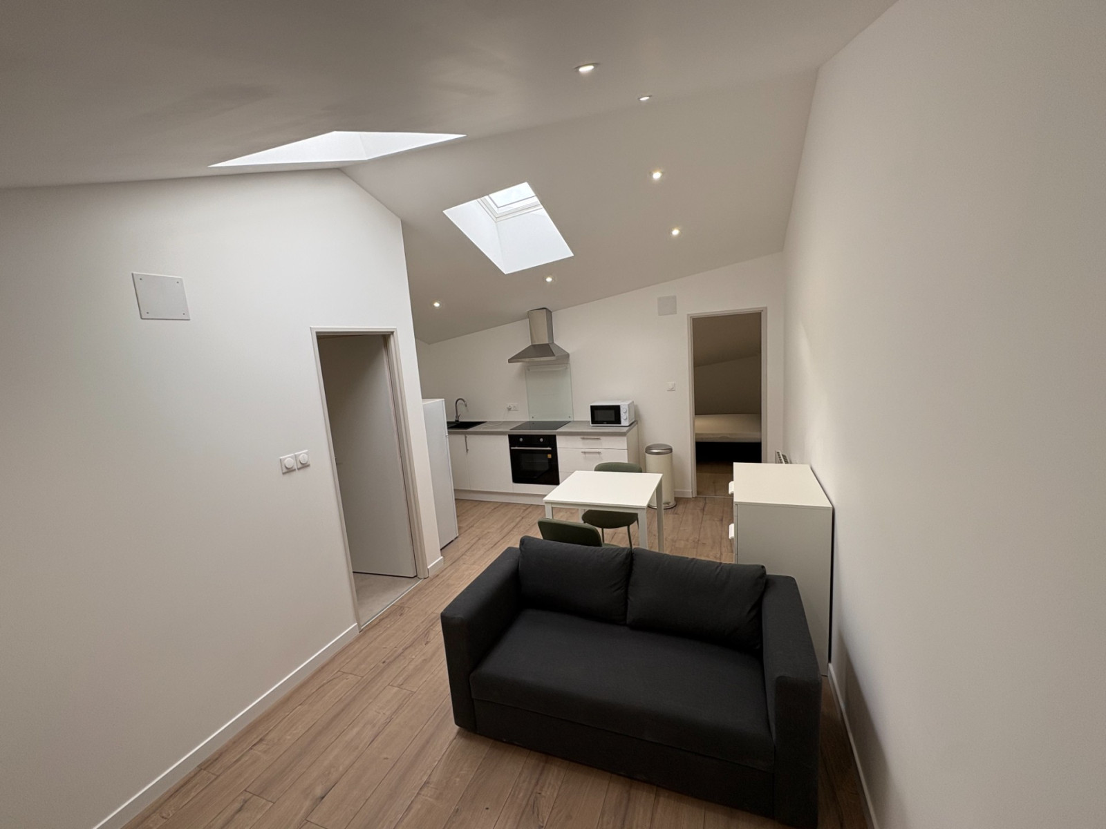 
                                                Location
                                                 Appartement meublé F2 lumineux de 43m² + wifi