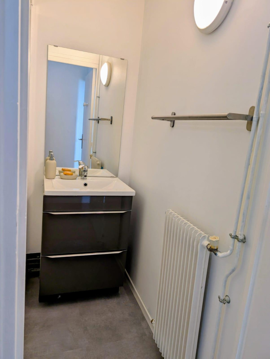 
                                                Location
                                                 Appartement meublé, lumineux et entièrement rénové