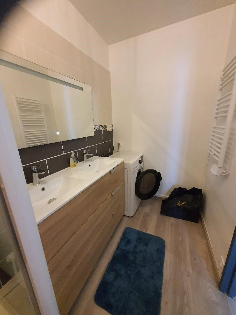 
                                                Location
                                                 Appartement meublé parfait avec des voisins sympas, Paris (loyer tout inclus)