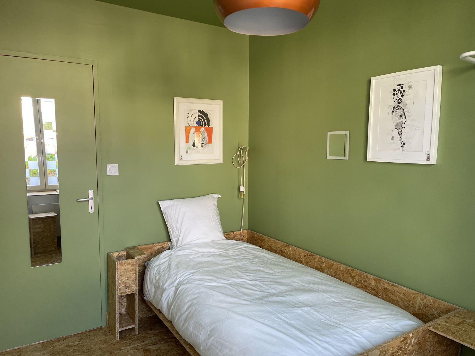 
                                                Location
                                                 Appartement meublé rénové RDC dans rue tranquille.