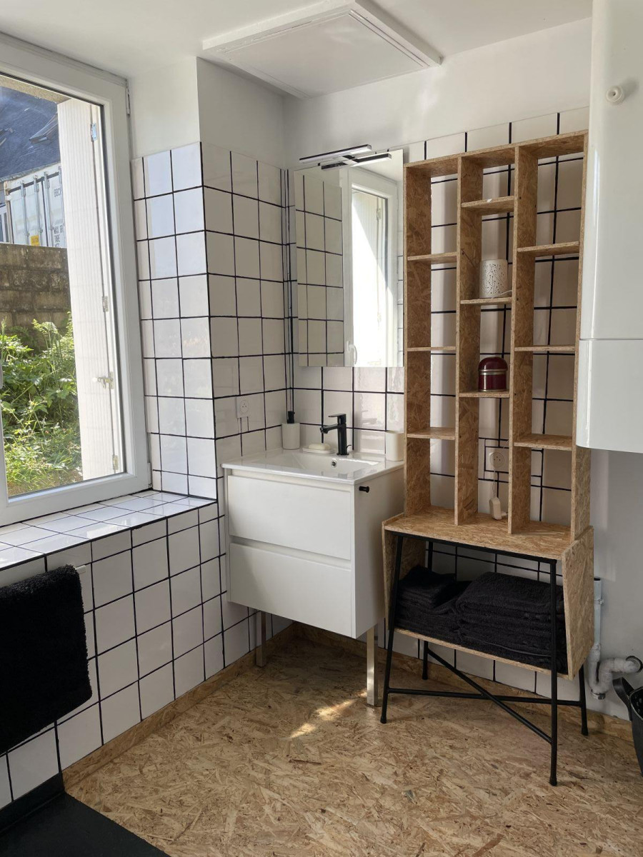 
                                                Location
                                                 Appartement meublé rénové RDC dans rue tranquille.