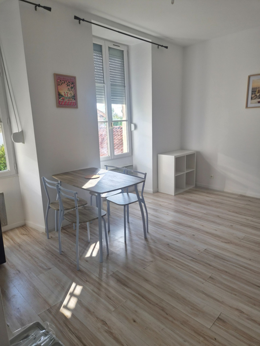 
                                                Location
                                                 Appartement meublé T1 24.5m² à Angoulême