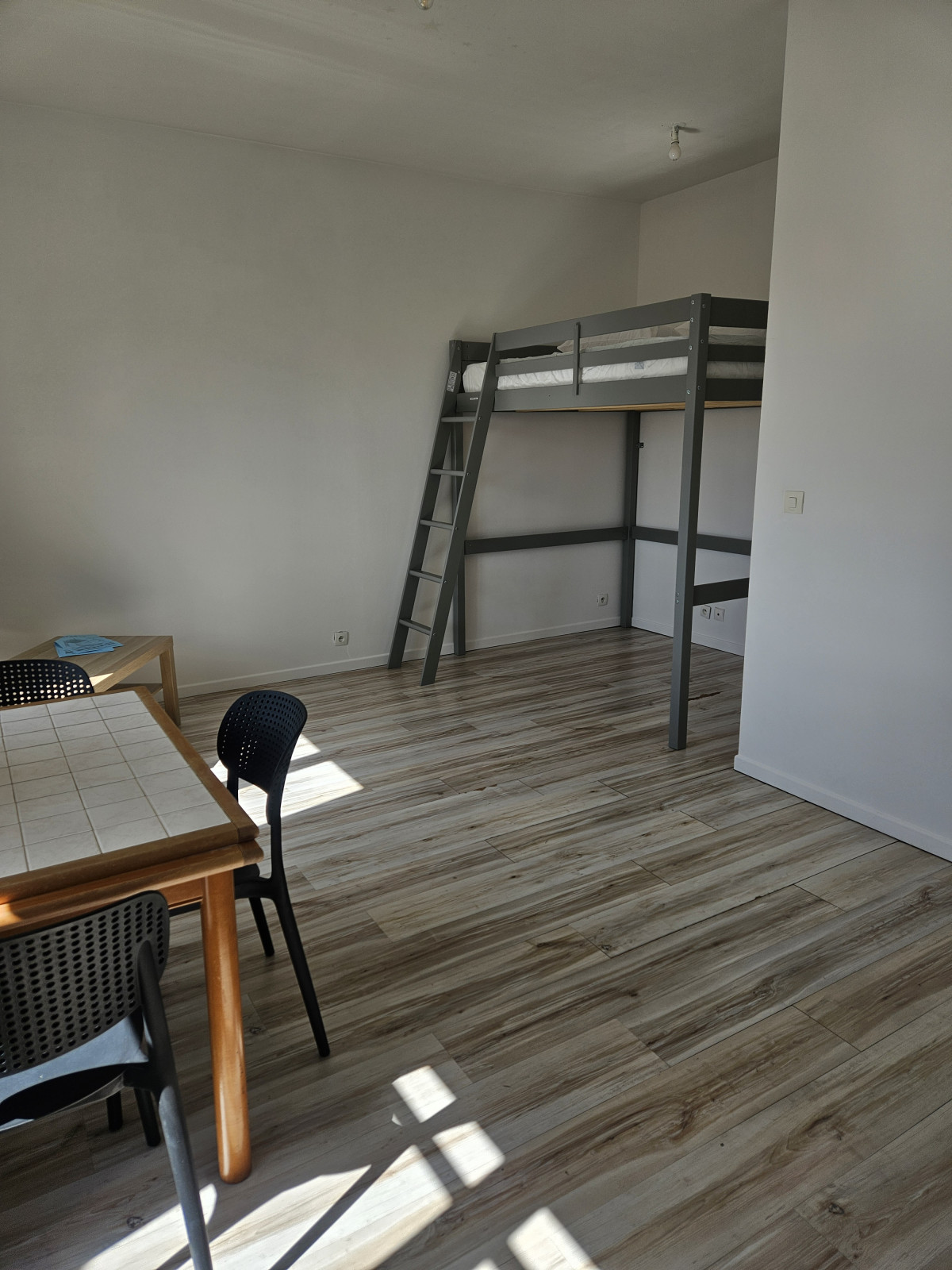 
                                                Location
                                                 Appartement meublé T1 25m² à Angoulême