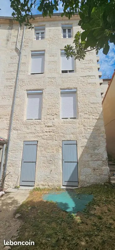 
                                                Location
                                                 Appartement meublé T1 25m² à Angoulême