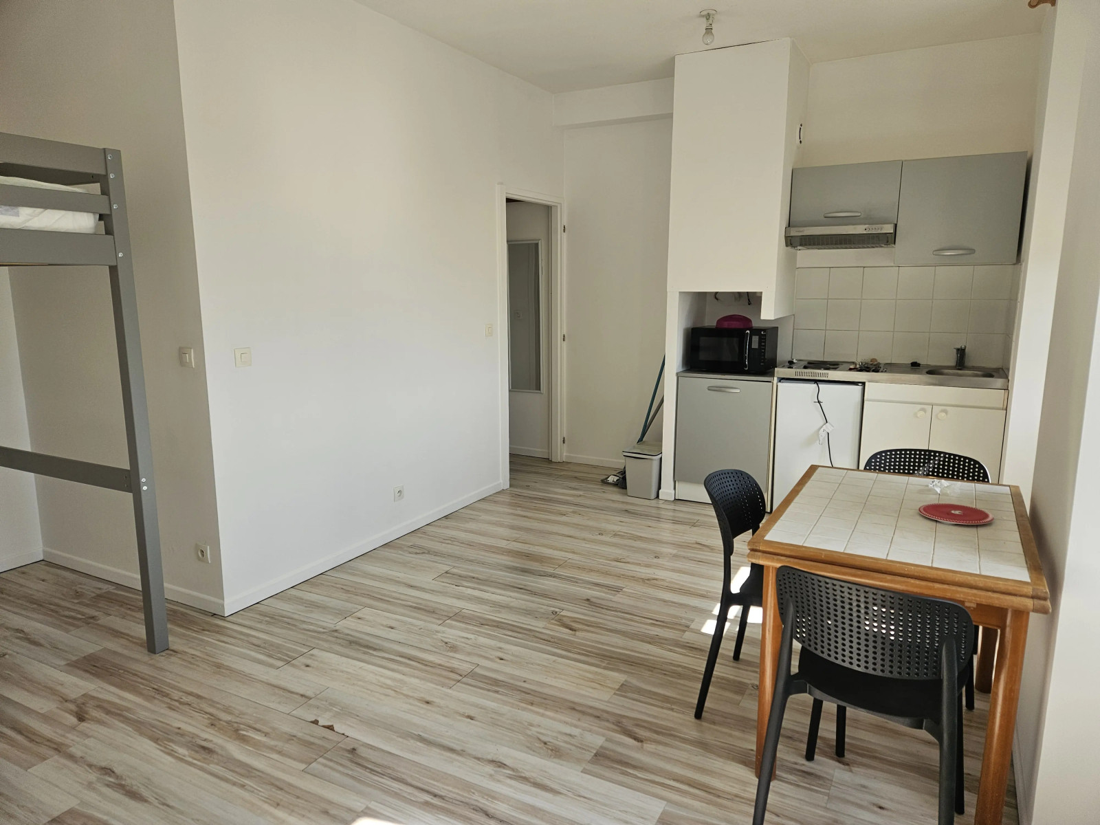 
                                                Location
                                                 Appartement meublé T1 25m² à Angoulême