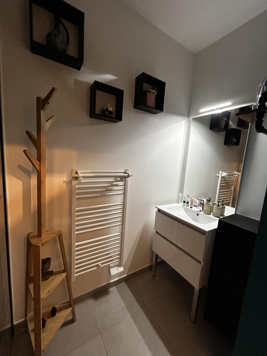 
                                                Location
                                                 Appartement meublé T2 avec terrasse et jardin