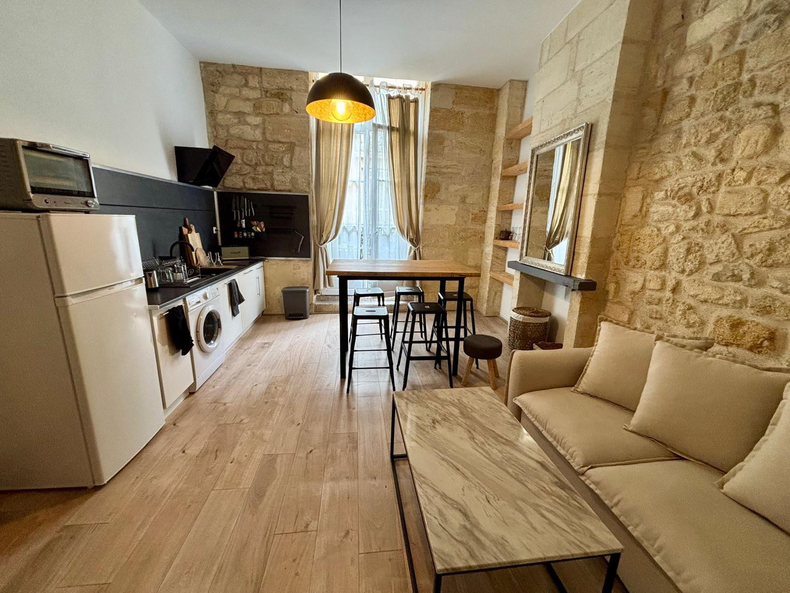 
                                                Location
                                                 Appartement meublé T2 plein centre de Bordeaux