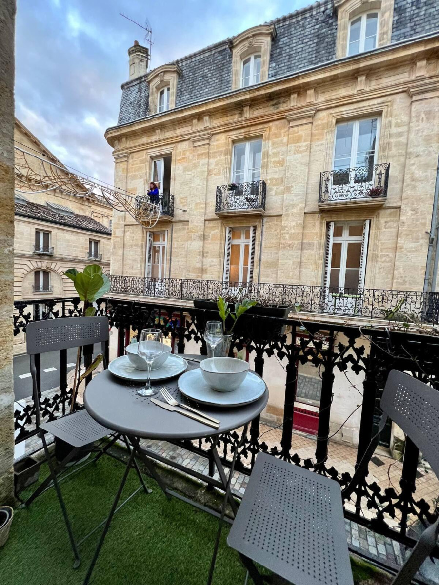 
                                                Location
                                                 Appartement meublé T2 plein centre de Bordeaux