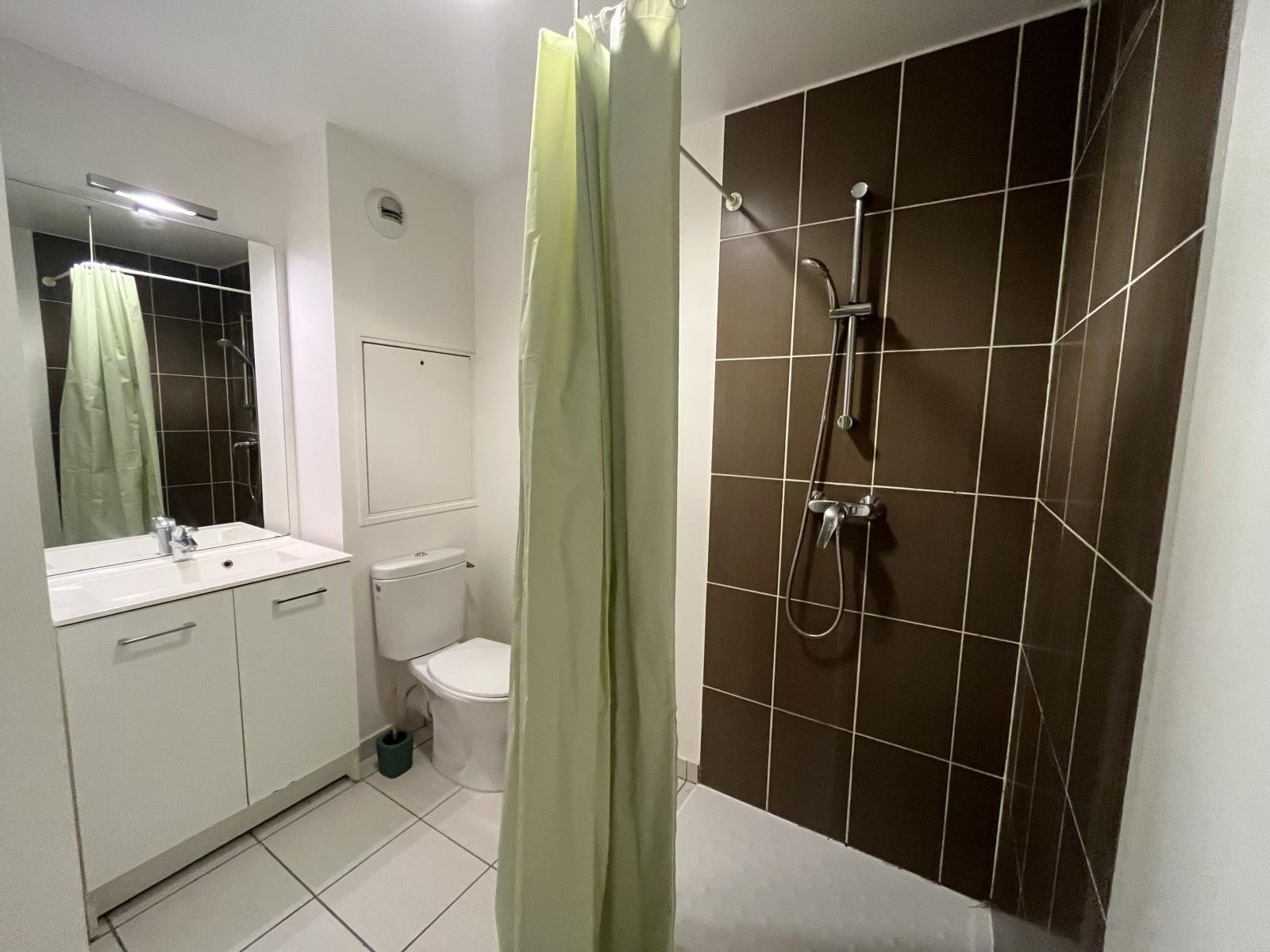 
                                                Location
                                                 Appartement meublé tout compris