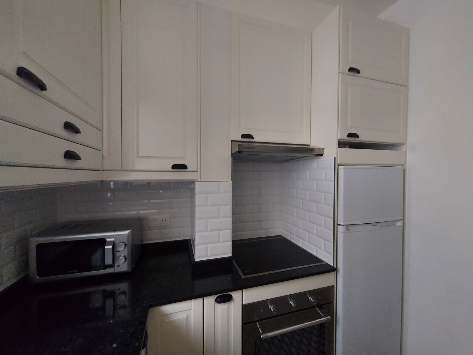 
                                                Location
                                                 Appartement moderne 3 pieces/2 chambres - M. Marcadet (loyer tout inclus)