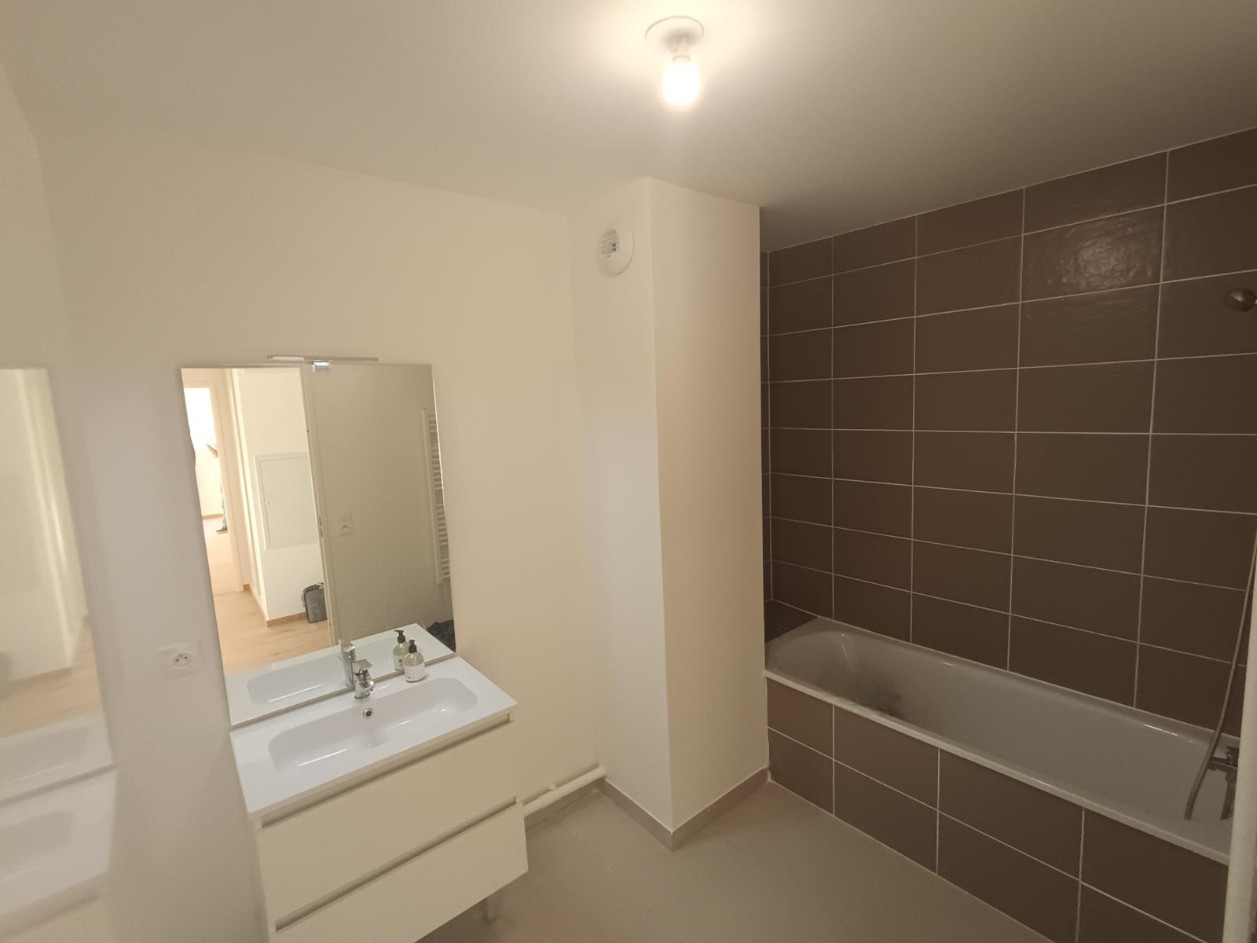 
                                                Location
                                                 Appartement neuf, 2 chambres, balcon, parking