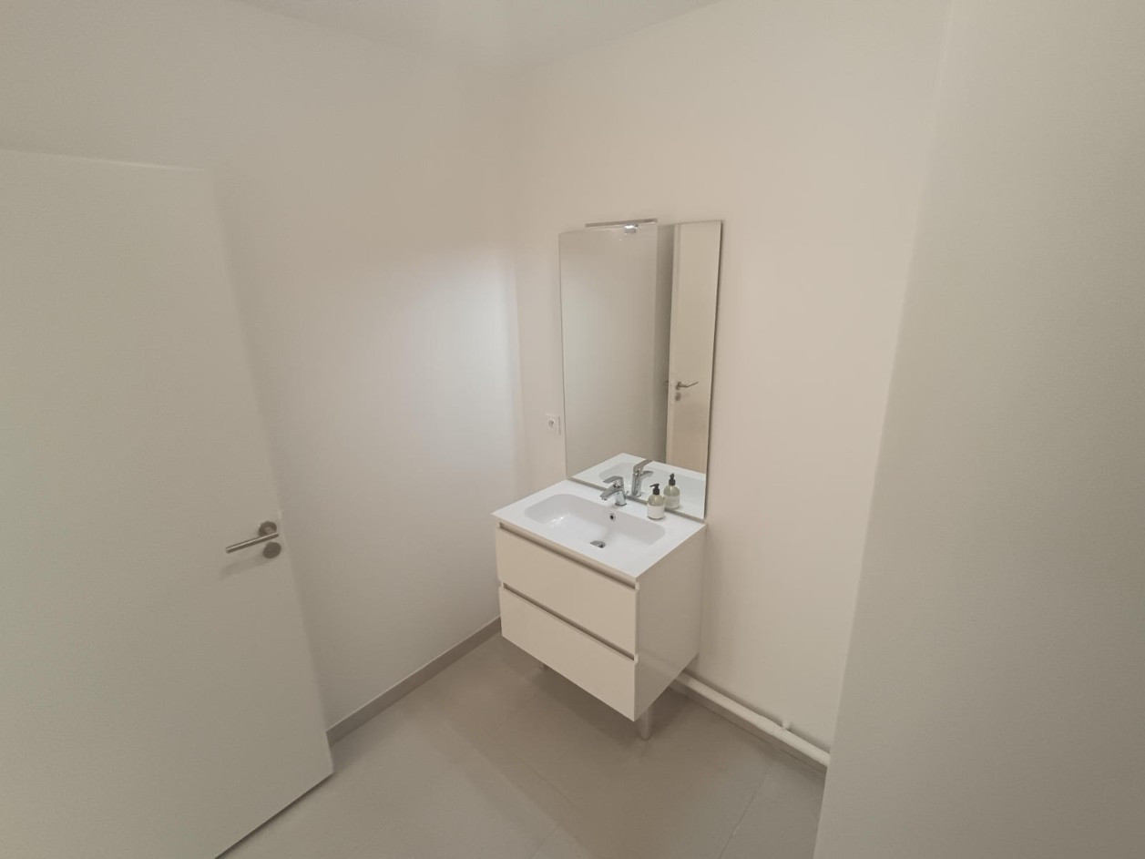
                                                Location
                                                 Appartement neuf, 2 chambres, balcon, parking
