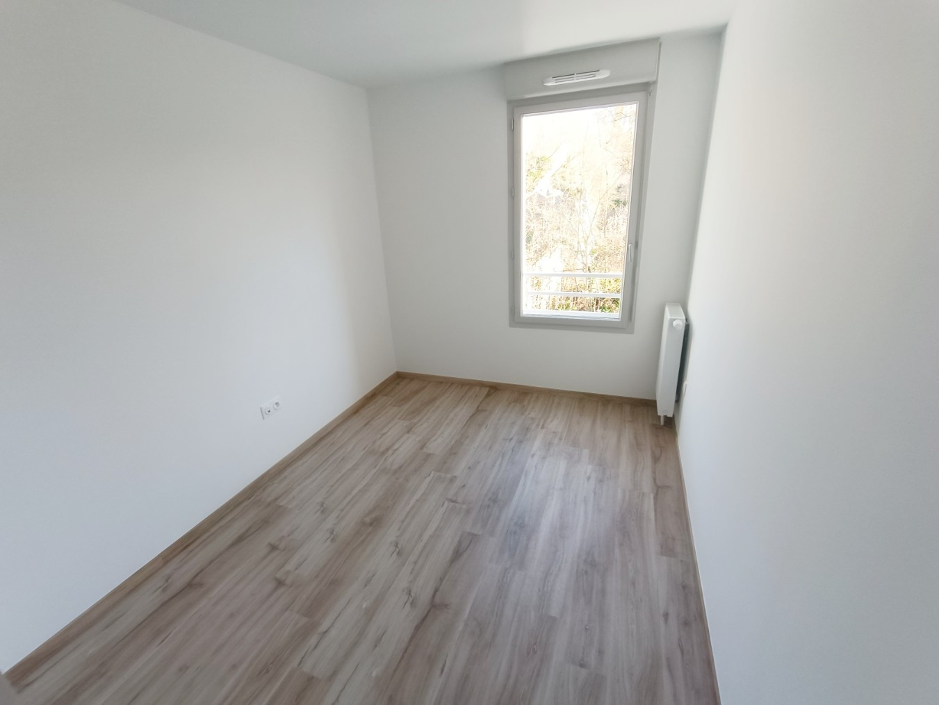 
                                                Location
                                                 Appartement neuf 2 chambres, balcon, parking privé