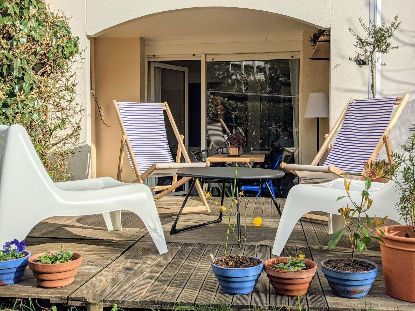 
                                                Location
                                                 Appartement, plein centre avec petit jardin privé.