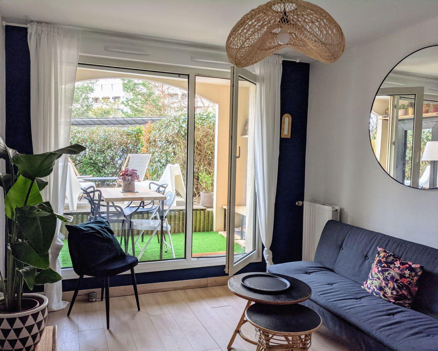 
                                                Location
                                                 Appartement, plein centre avec petit jardin privé.