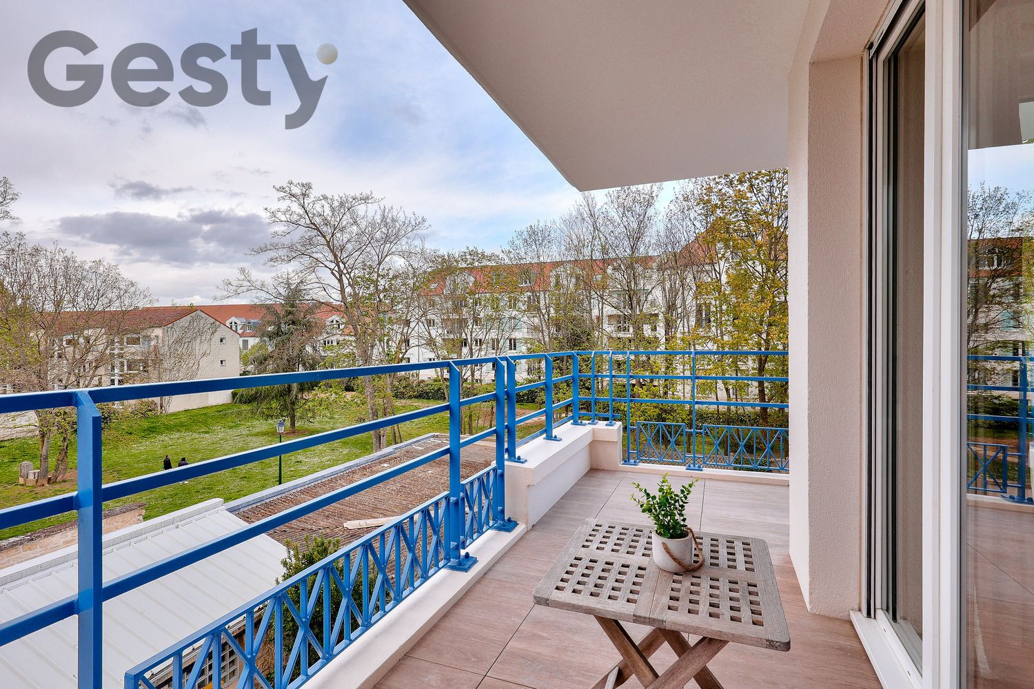 
                                                Location
                                                 Appartement récent avec terrasse et parking