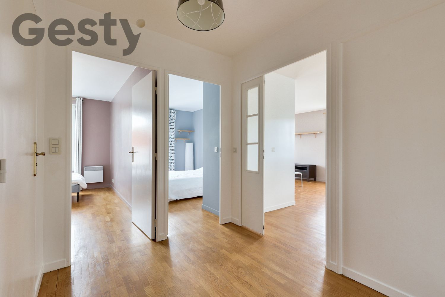 
                                                Location
                                                 Appartement récent avec terrasse et parking